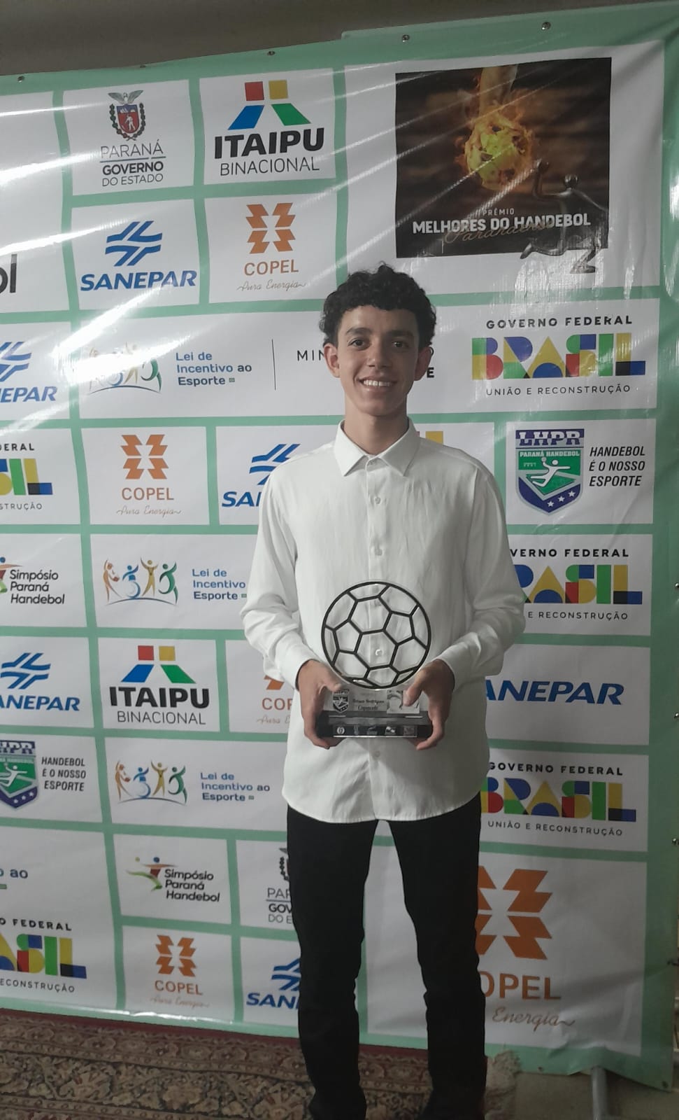 Apucaranense recebe prêmio de artilheiro do Estadual de Handebol