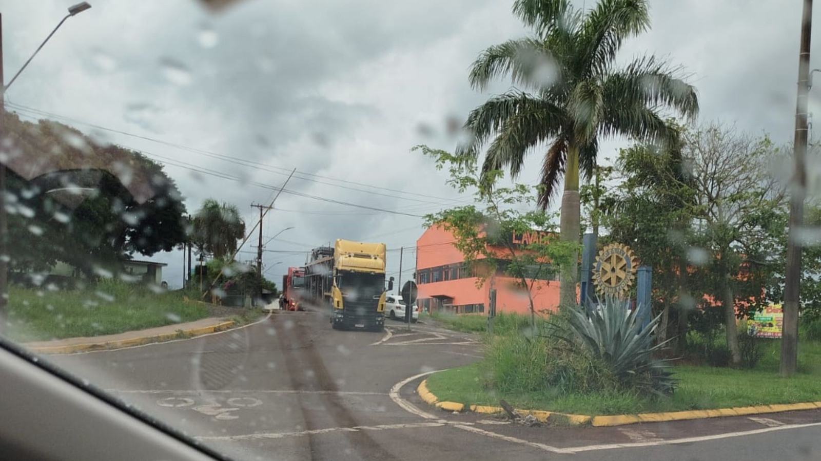 Carreta "entalou" no acesso ao Núcleo Afonso Camargo
