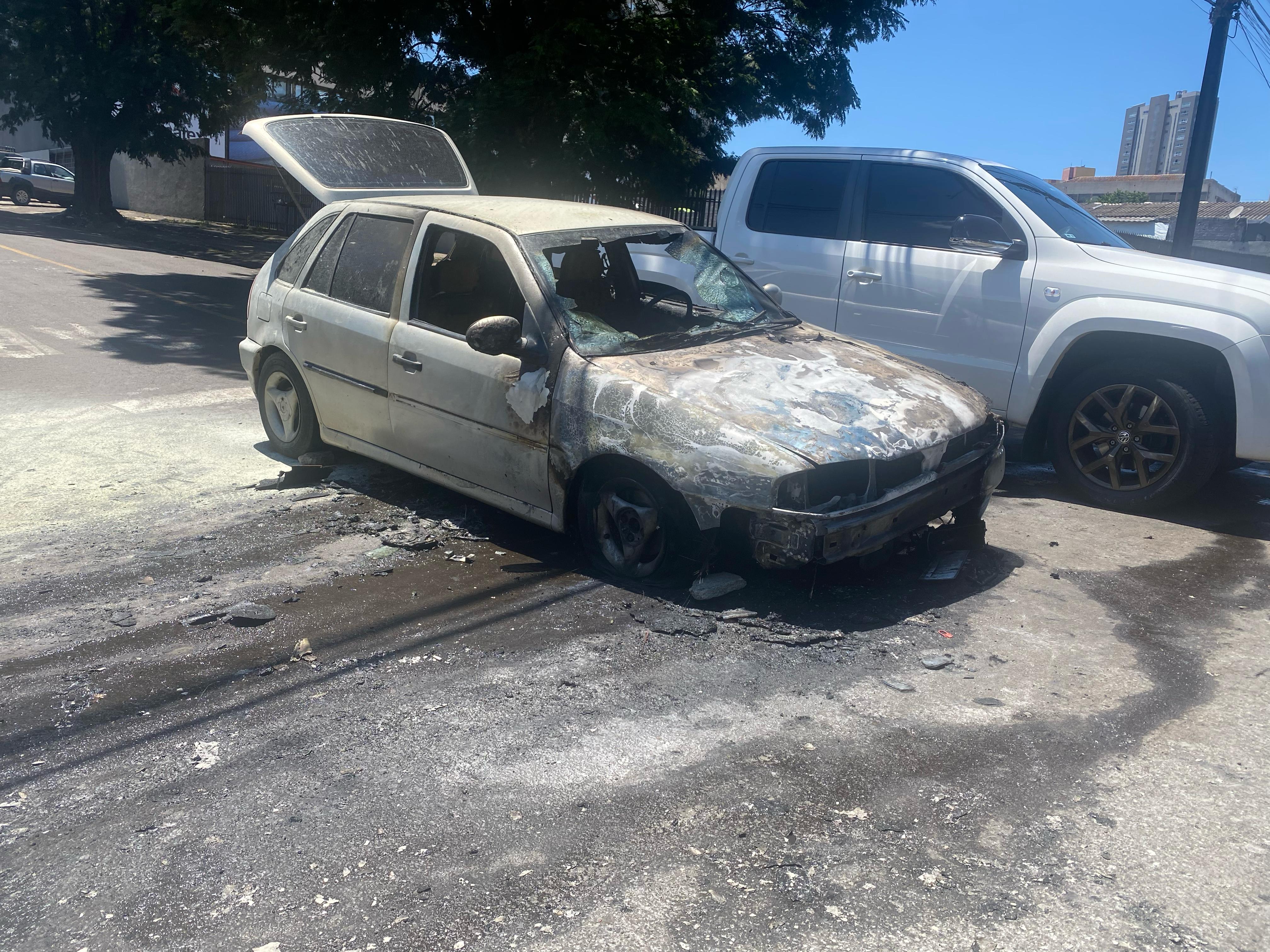 Carro pega fogo e fica destruído em Apucarana