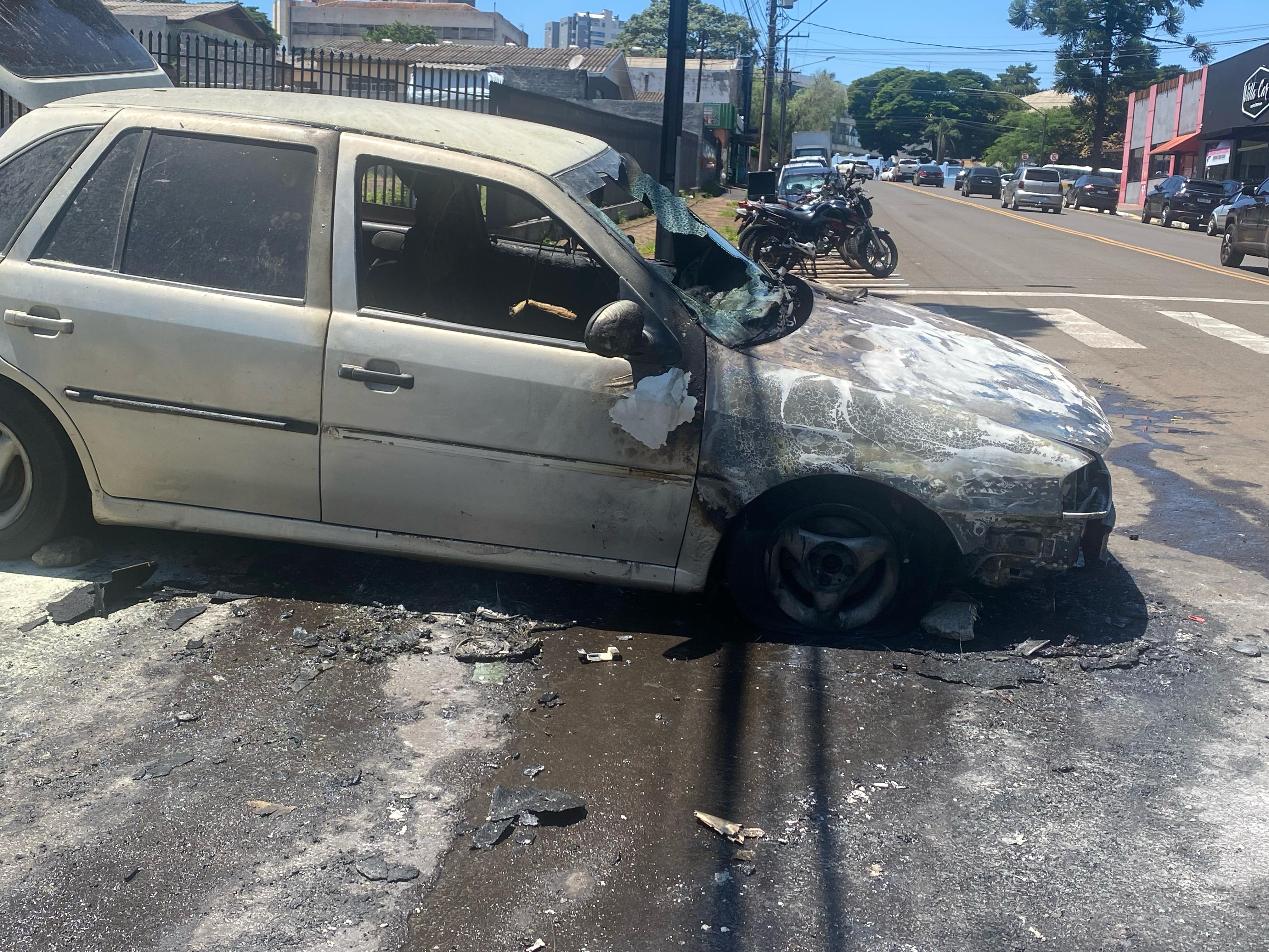 Carro pega fogo e fica destruído em Apucarana