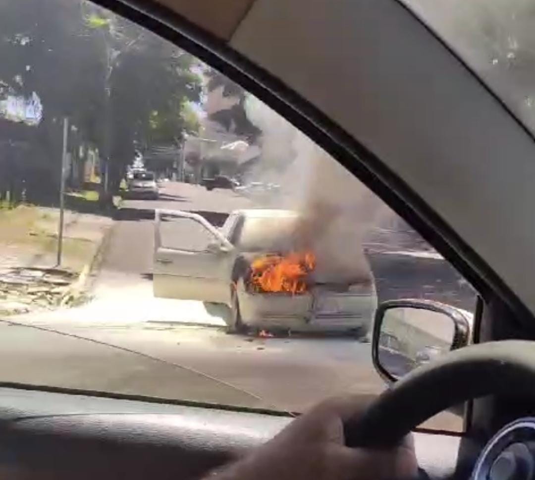 Carro pega fogo e fica destruído em Apucarana
