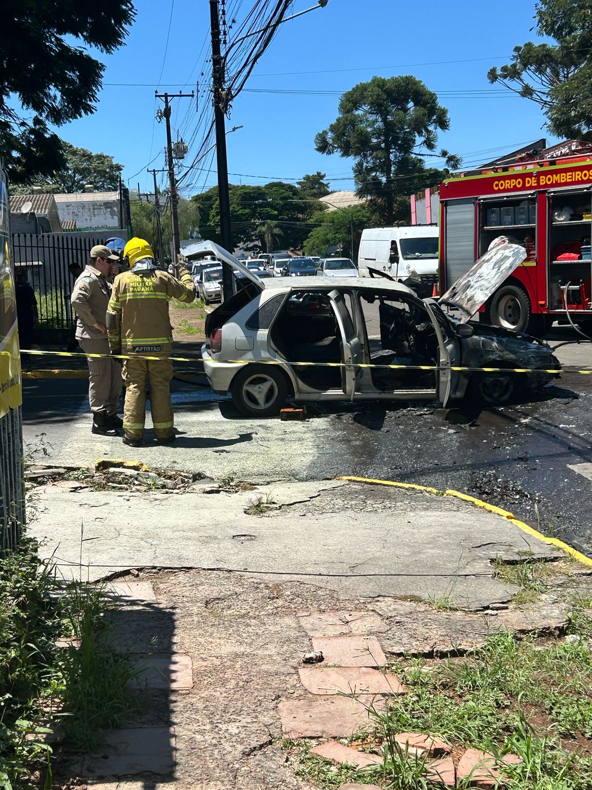 Carro pega fogo e fica destruído em Apucarana