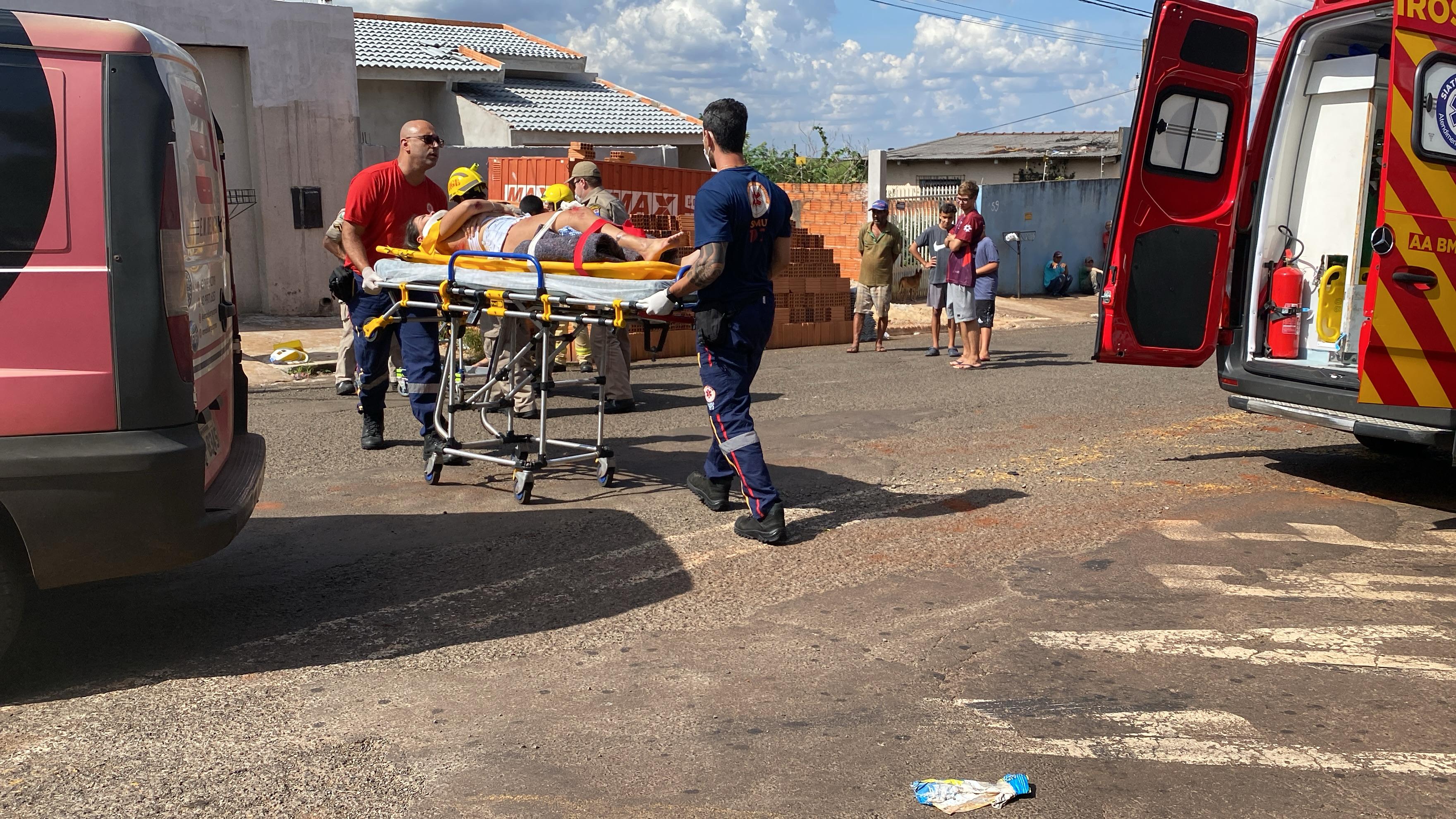 Jovens em moto ficam feridas após acidente de trânsito em Apucarana