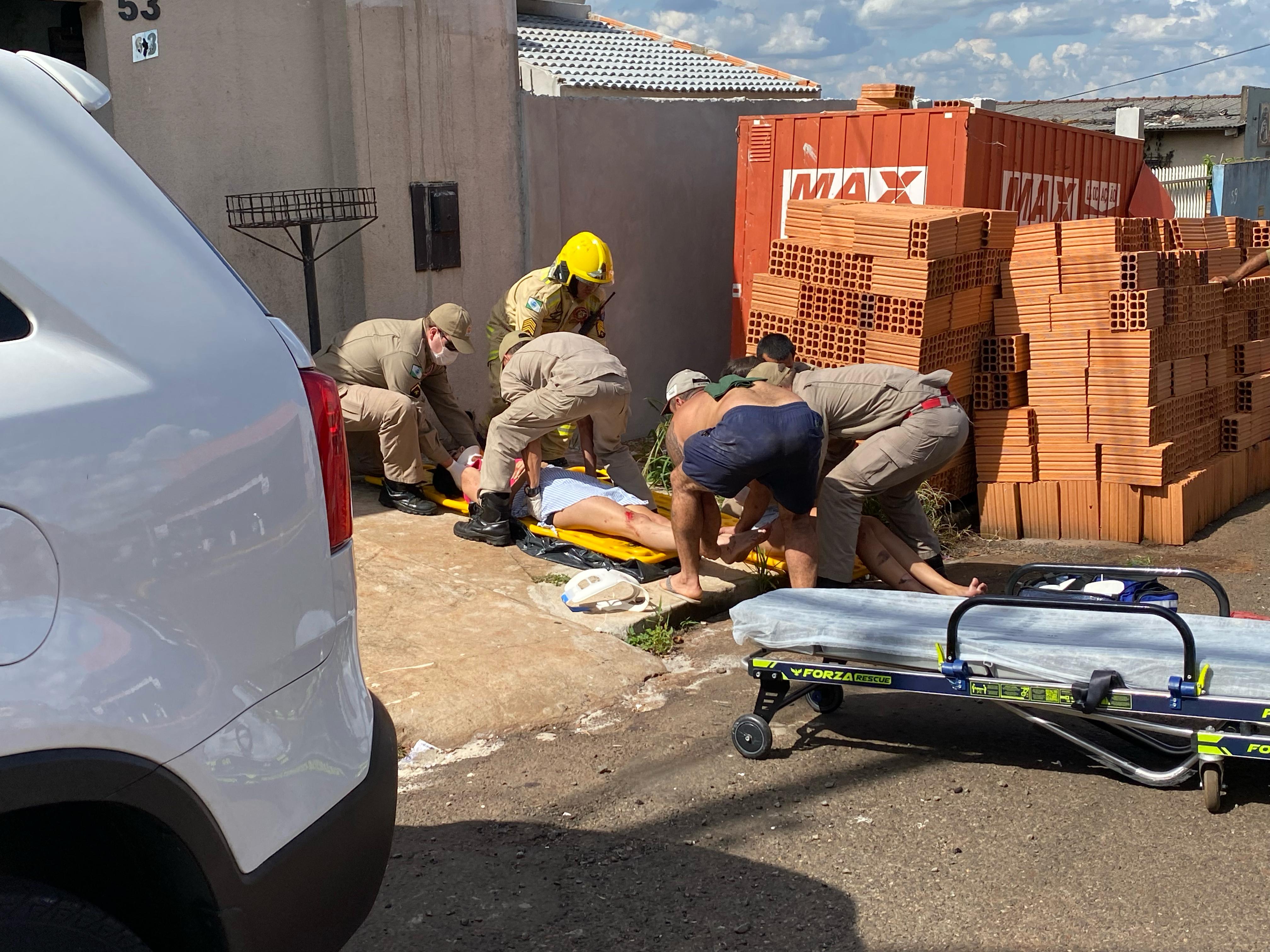 Jovens em moto ficam feridas após acidente de trânsito em Apucarana