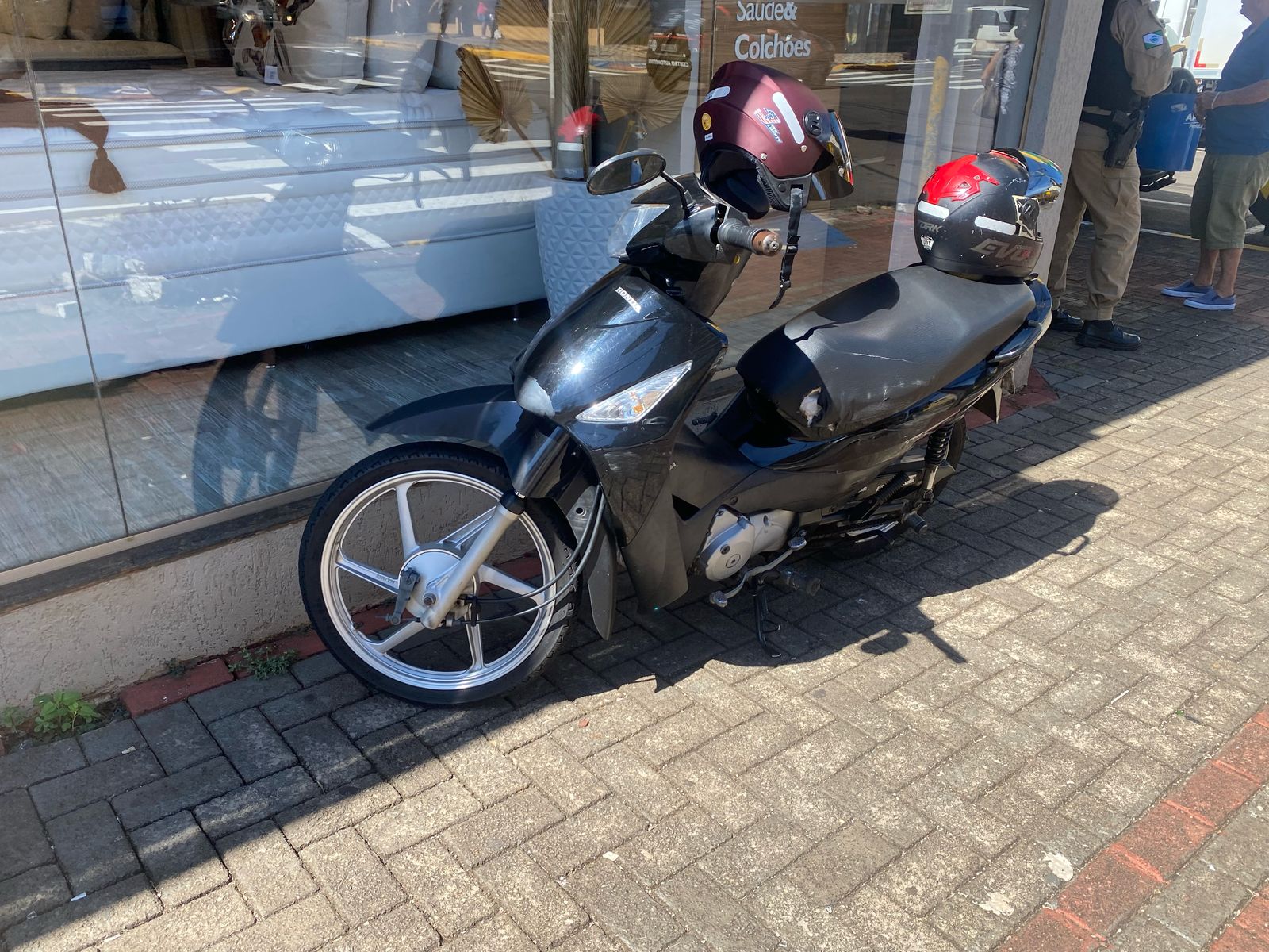 Motociclista fica ferida em acidente com carro de aplicativo no centro