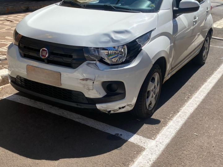 Motociclista fica ferida em acidente com carro de aplicativo no centro