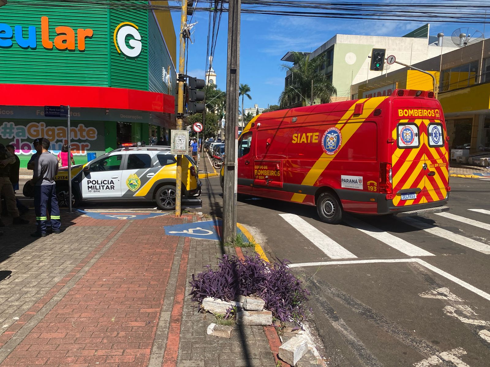 Motociclista fica ferida em acidente com carro de aplicativo no centro