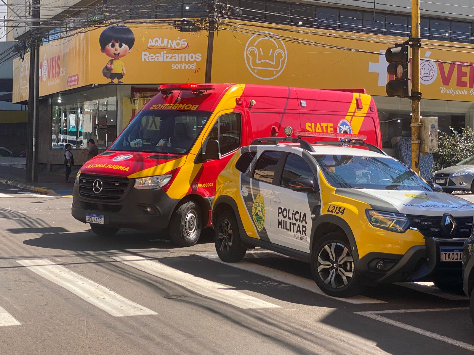 Motociclista fica ferida em acidente com carro de aplicativo no centro