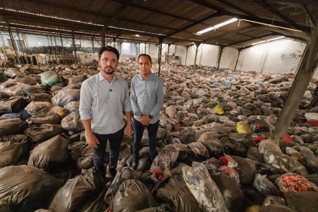 O material, rejeitado por empresas do setor têxtil, foi coletado por uma empresa credenciada pela prefeitura, que deveria garantir a destinação final