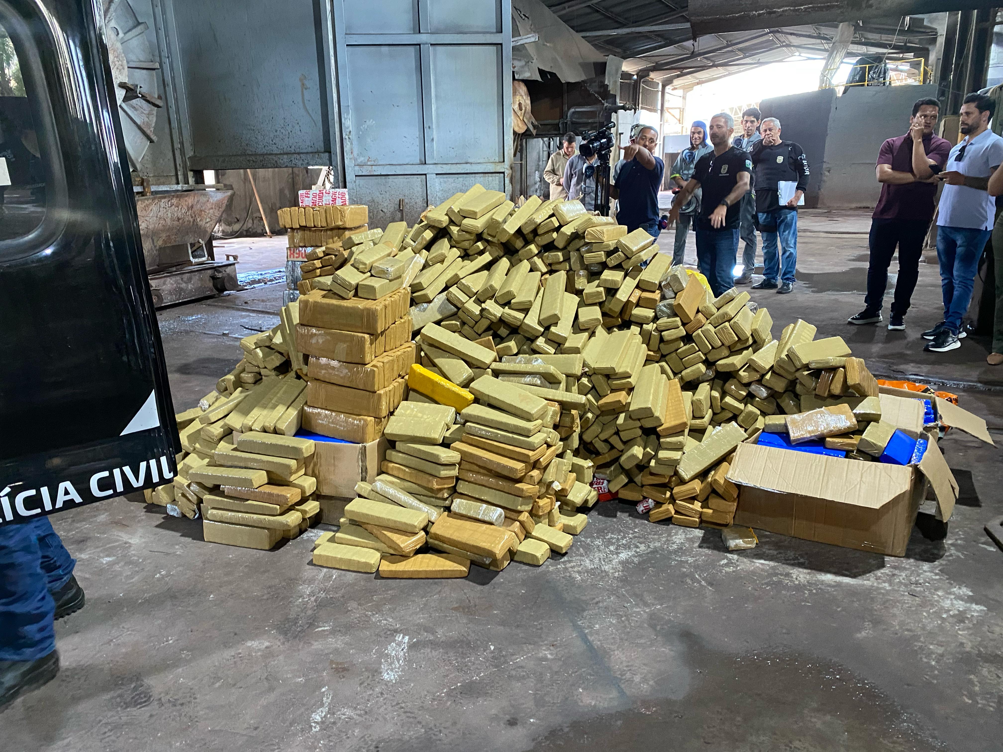 Polícia Civil de Apucarana incinera mais de duas toneladas de drogas