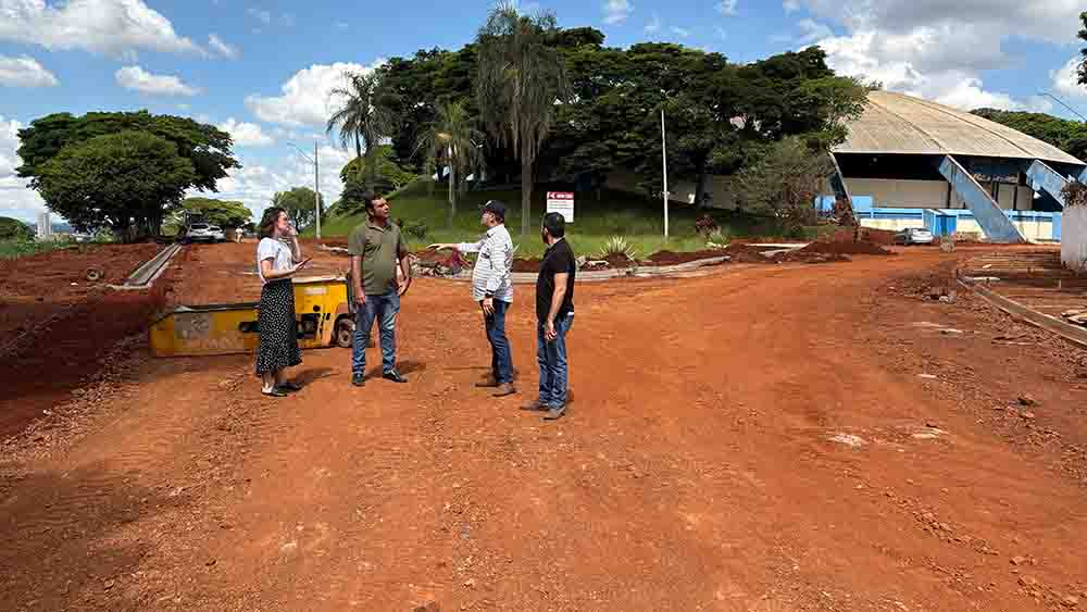 Prefeito Carlos Gil acompanha obras de revitalização no Complexo Esportivo de Ivaiporã
