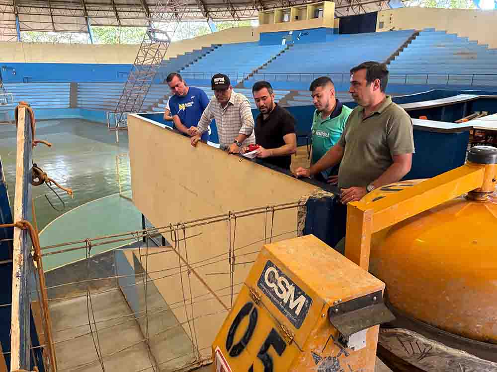 Prefeito Carlos Gil acompanha obras de revitalização no Complexo Esportivo de Ivaiporã