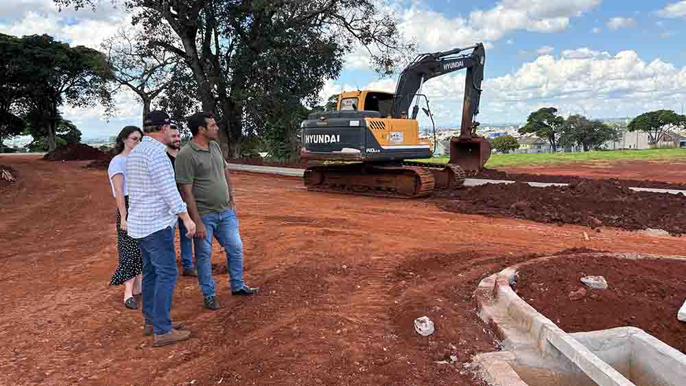 Prefeito Carlos Gil acompanha obras de revitalização no Complexo Esportivo de Ivaiporã