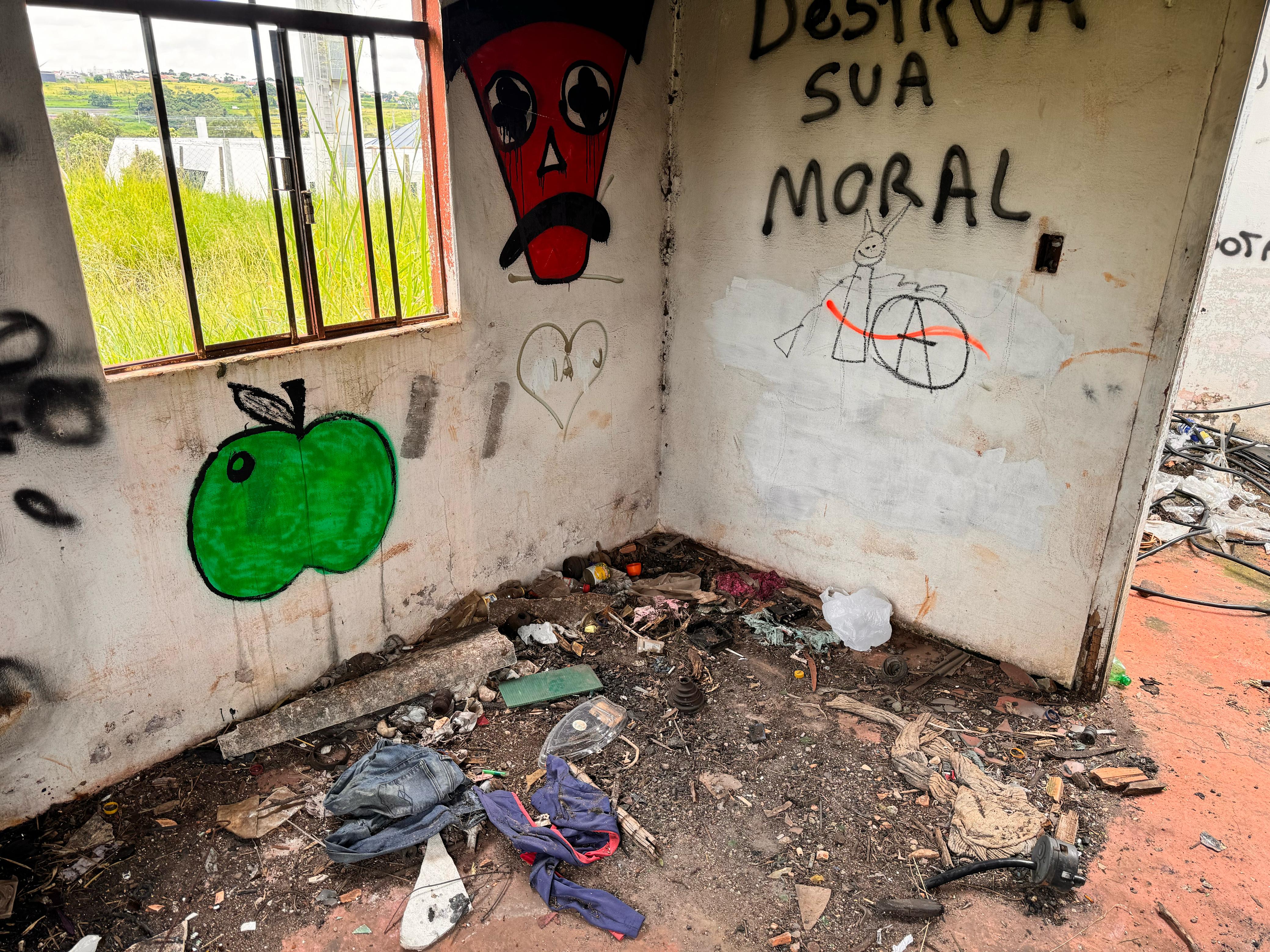 Prefeitura destrói 'mocó' de usuários de drogas em Apucarana