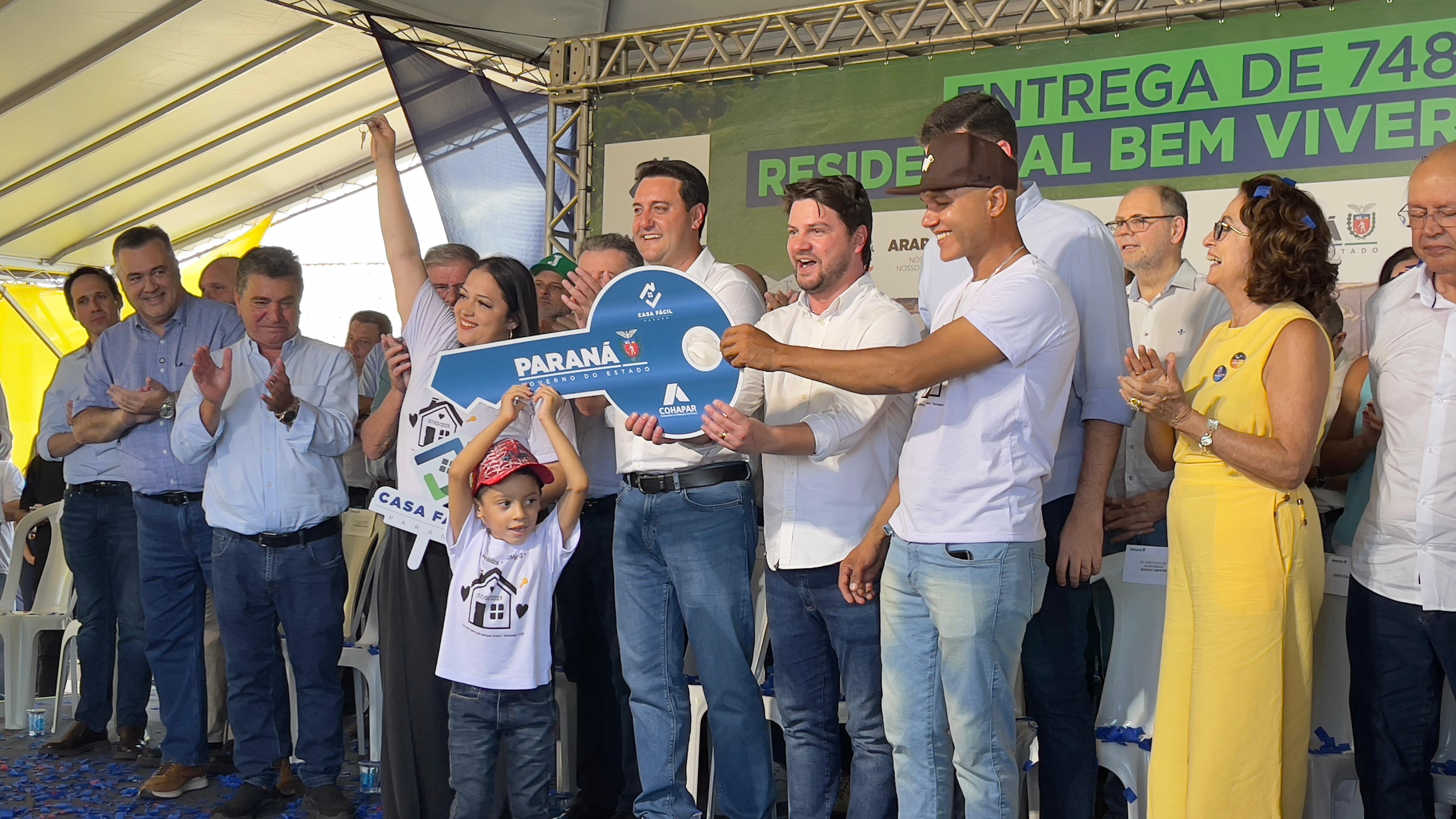 Ratinho inaugura empreendimento residencial em Arapongas