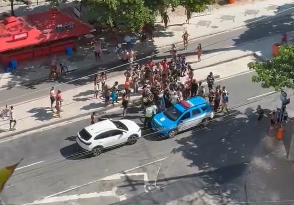 Um multidão se formou ao redor da viatura