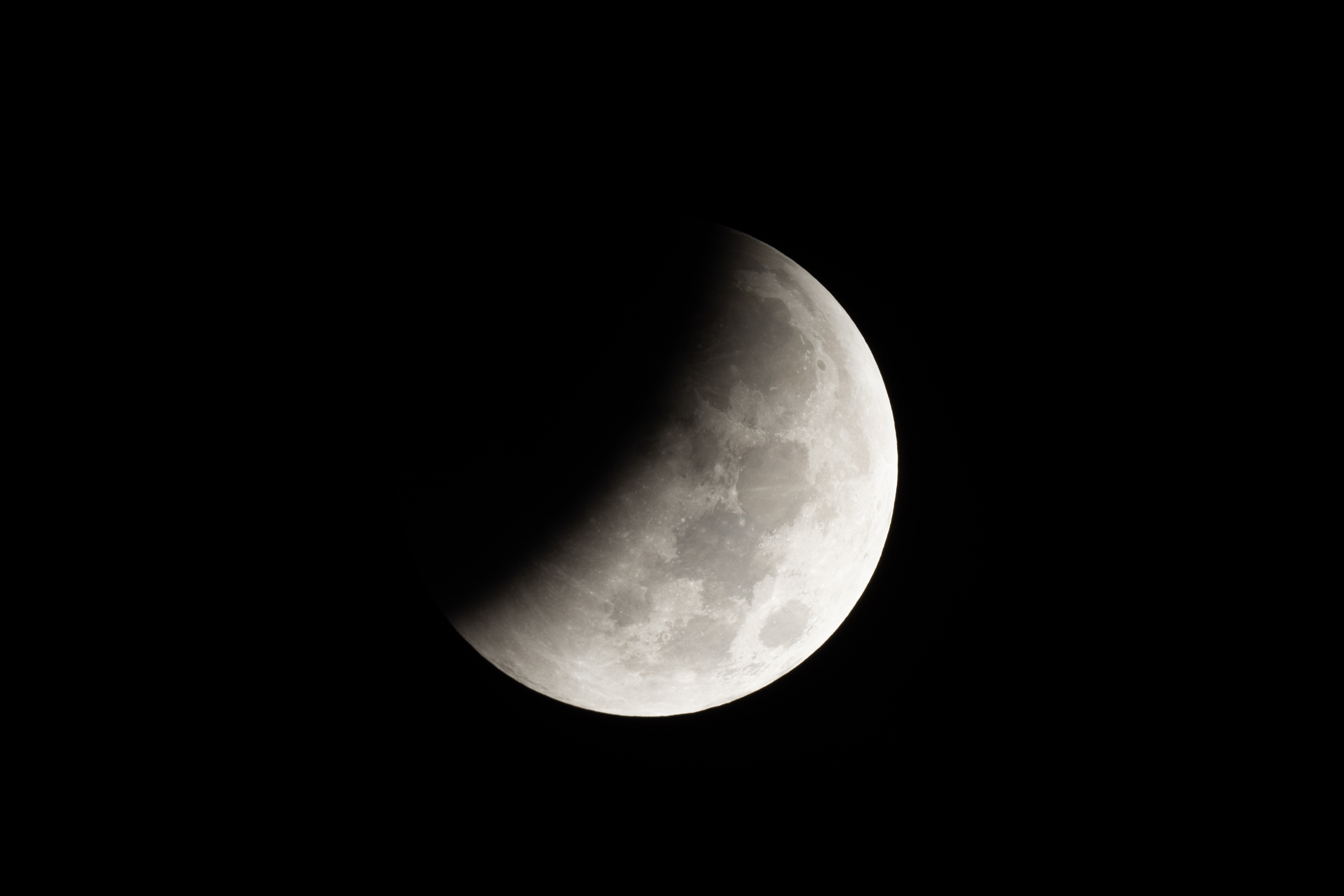 Veja registros do eclipse lunar feitos por professor de Apucarana