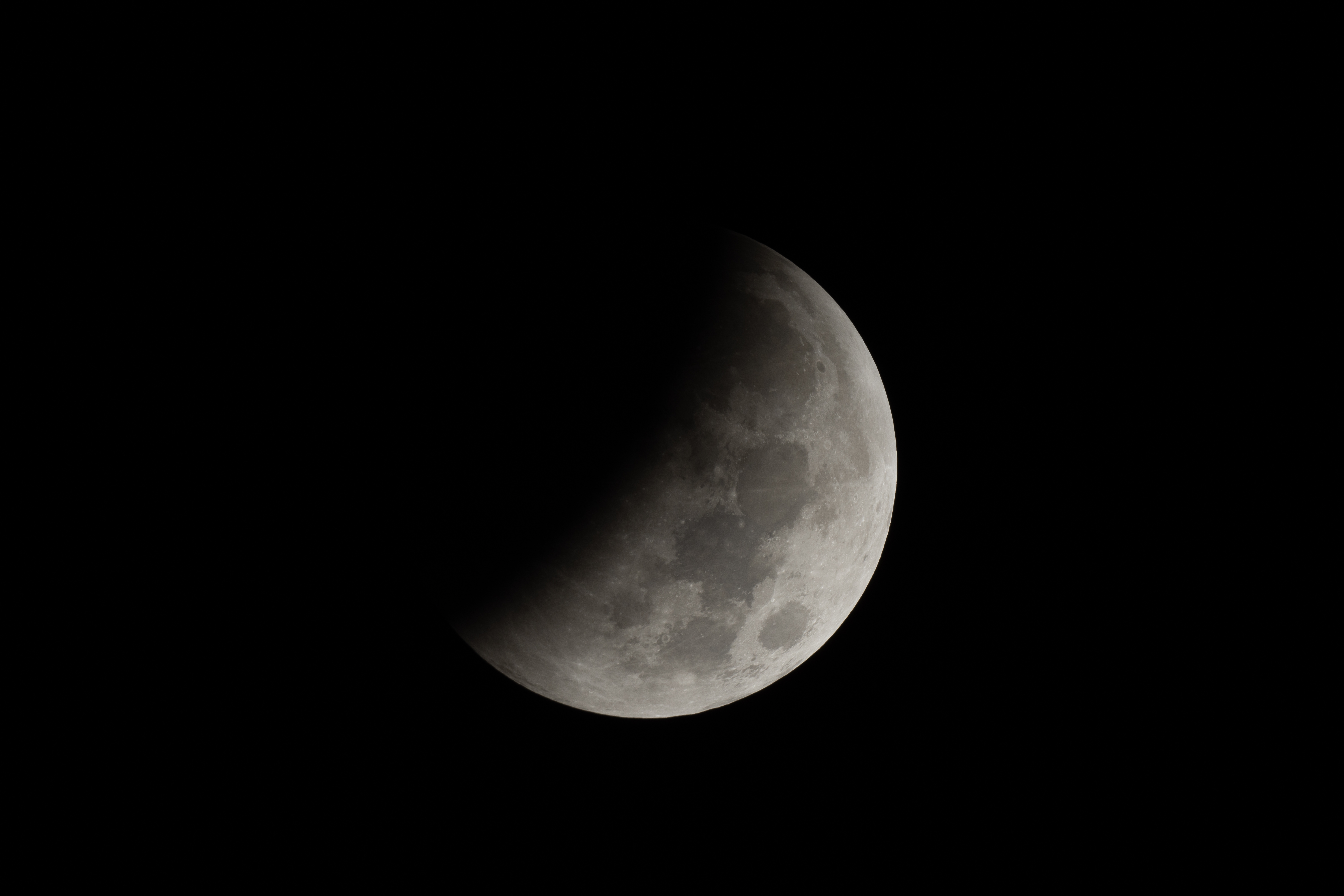 Veja registros do eclipse lunar feitos por professor de Apucarana