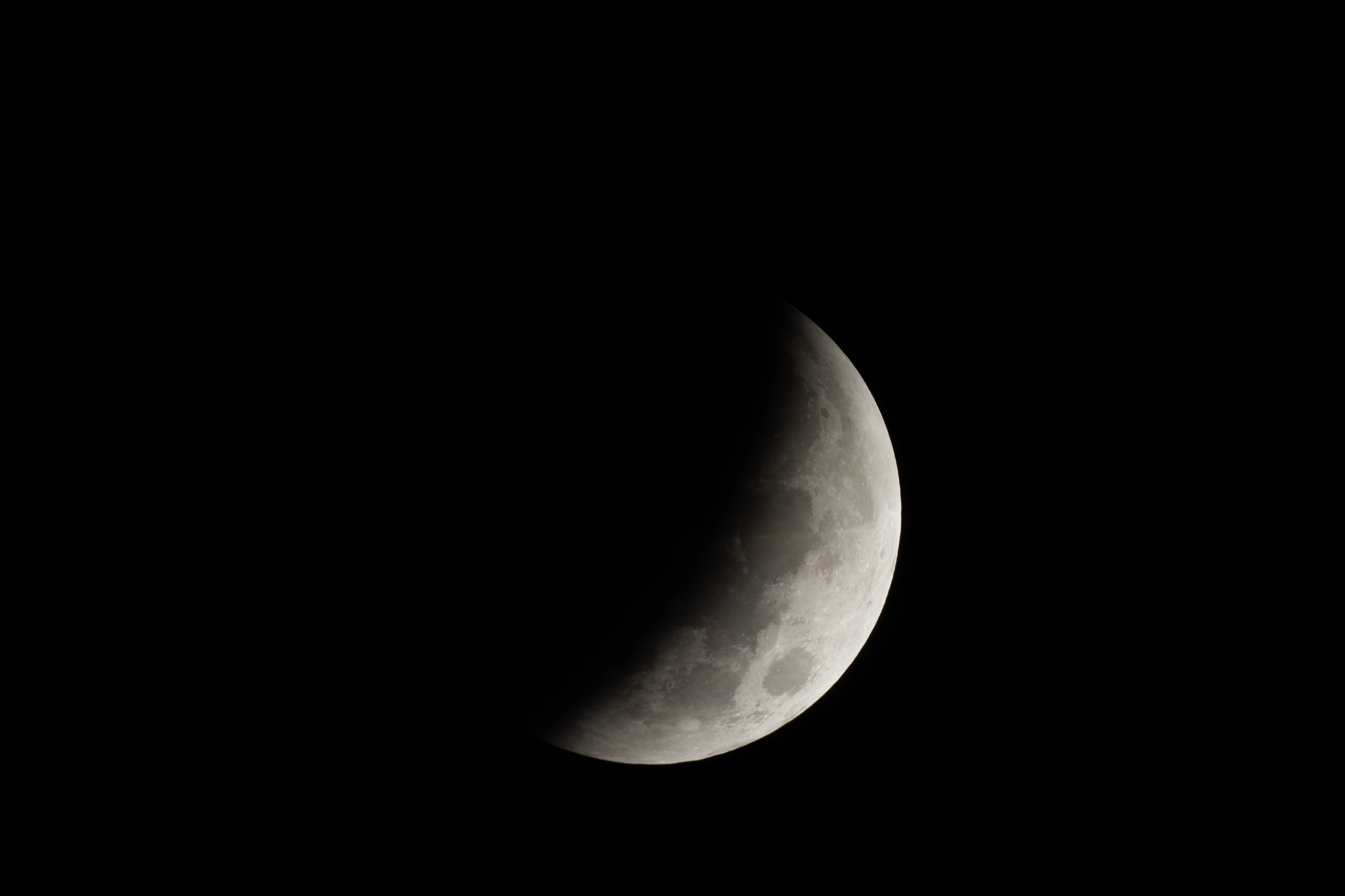 Veja registros do eclipse lunar feitos por professor de Apucarana