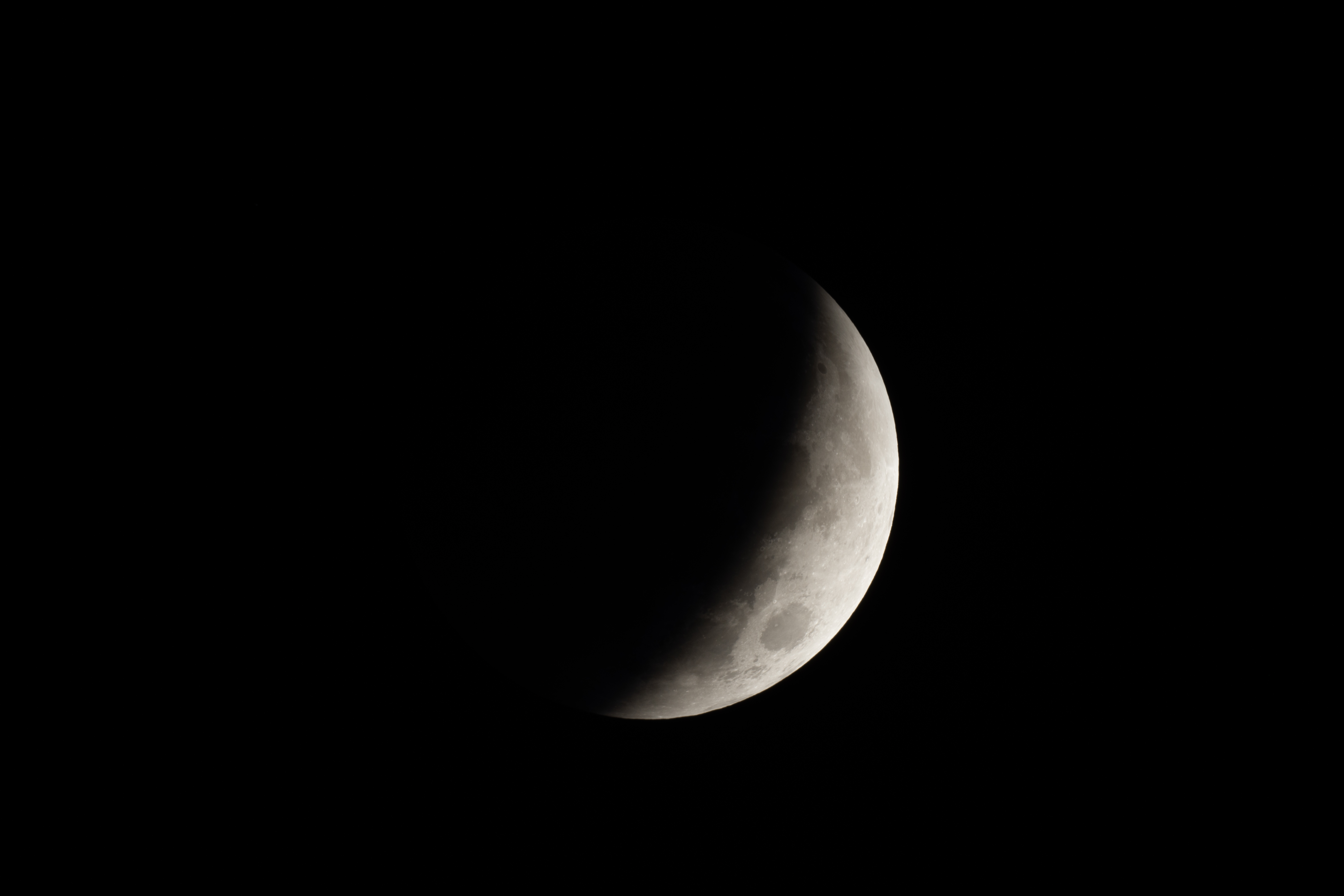 Veja registros do eclipse lunar feitos por professor de Apucarana