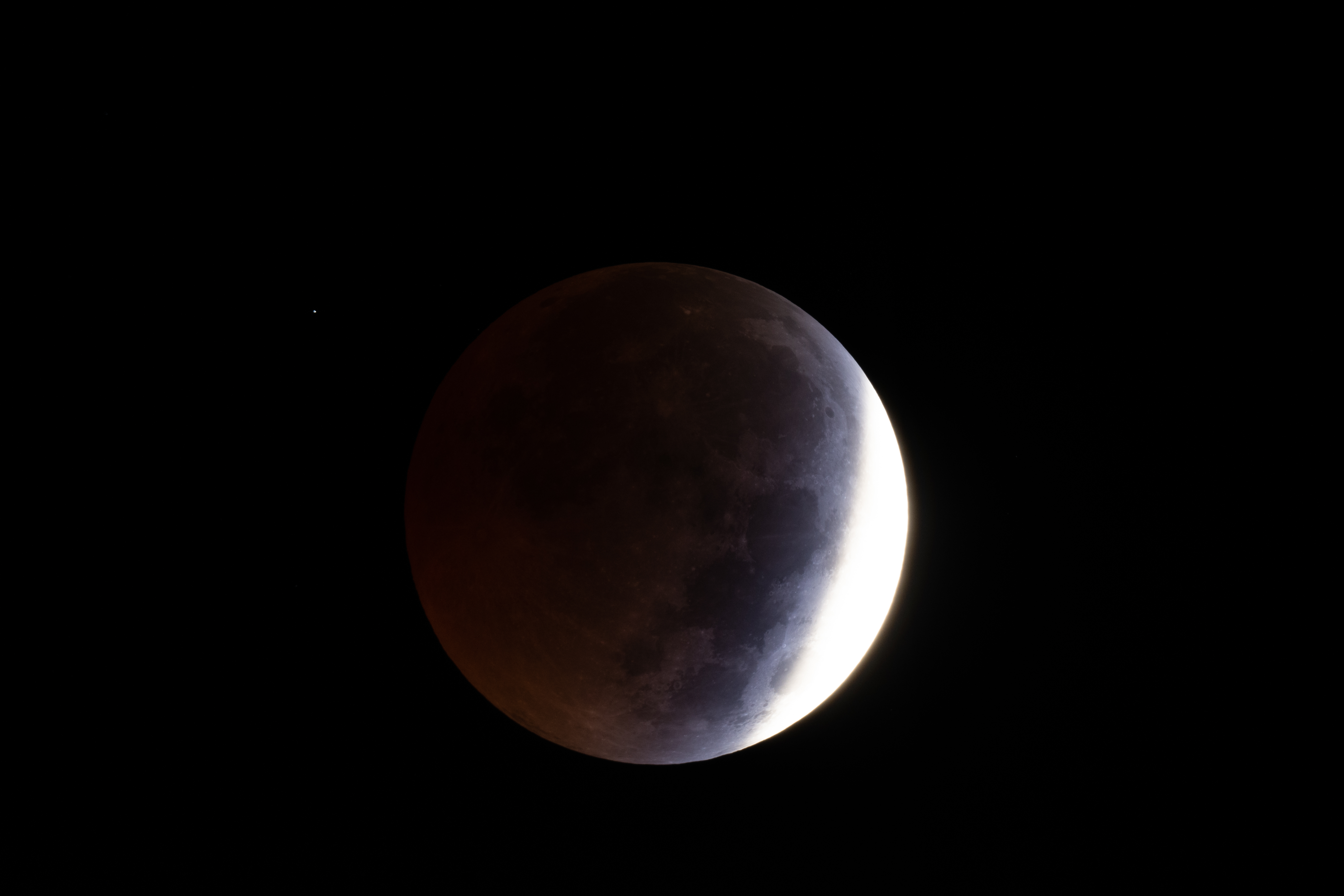 Veja registros do eclipse lunar feitos por professor de Apucarana