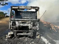 Carreta pega fogo e interdita rodovia por quatro horas no PR