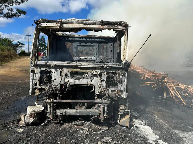 Carreta pega fogo e interdita rodovia por quatro horas no PR