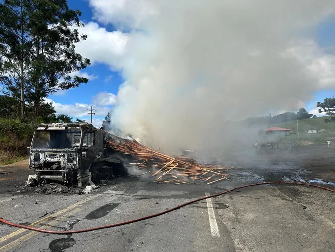 Carreta pega fogo e interdita rodovia por quatro horas no PR