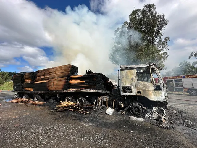 Carreta pega fogo e interdita rodovia por quatro horas no PR