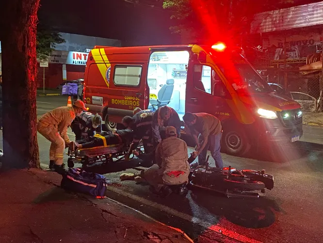 Casal fica ferido após bater moto contra árvore em Apucarana