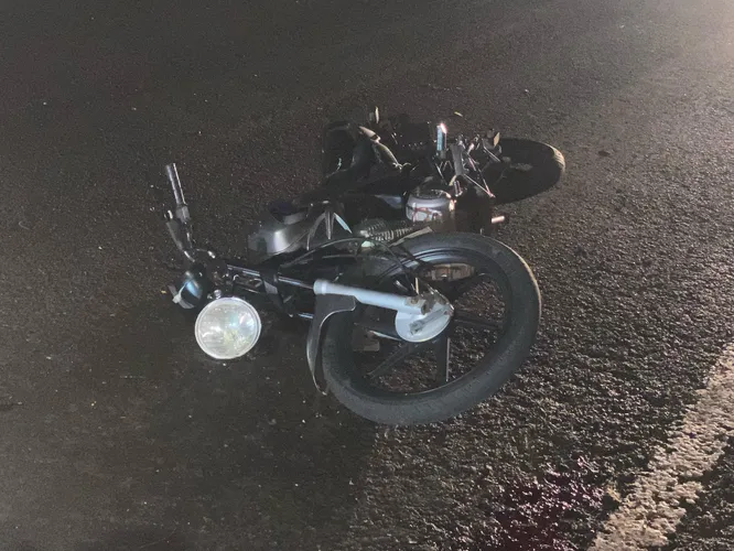 Casal fica ferido após bater moto contra árvore em Apucarana