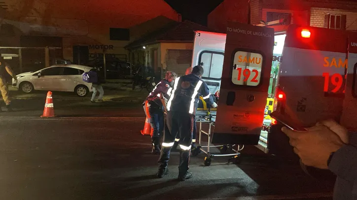 Casal fica ferido após bater moto contra árvore em Apucarana