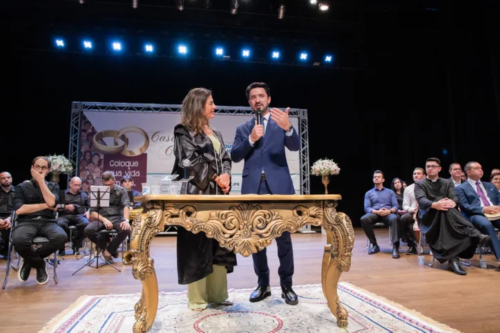 Casamento coletivo oficializa a união de 74 casais em Apucarana