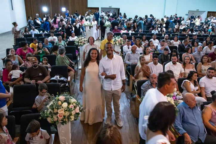Casamento coletivo oficializa a união de 74 casais em Apucarana