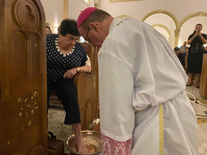 Católicos lotam Catedral para tradicional Missa do Lava-Pés