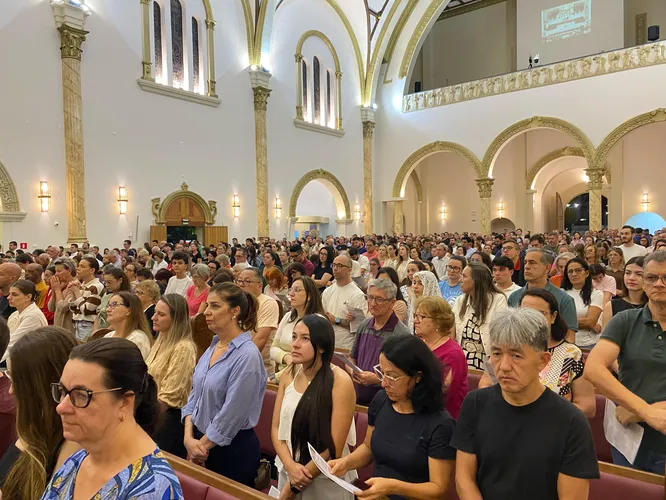 Católicos lotam Catedral para tradicional Missa do Lava-Pés
