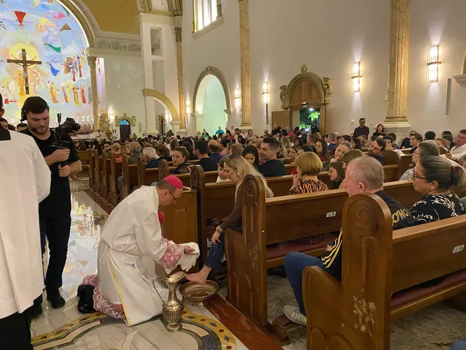 Católicos lotam Catedral para tradicional Missa do Lava-Pés