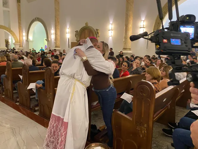 Católicos lotam Catedral para tradicional Missa do Lava-Pés