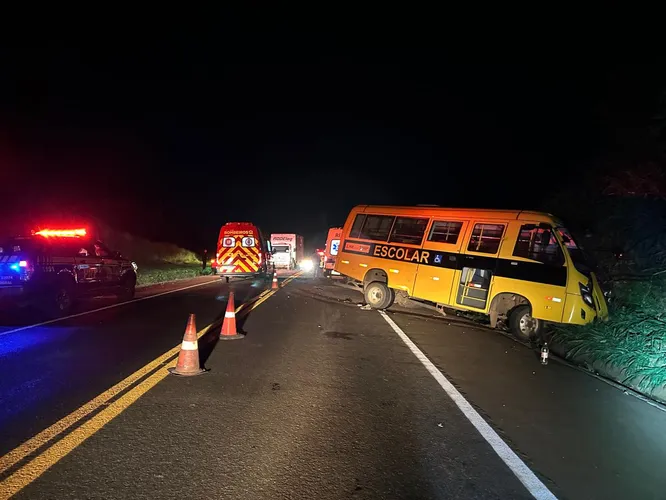 Família morre após carro bater contra ônibus escolar e caminhão no PR