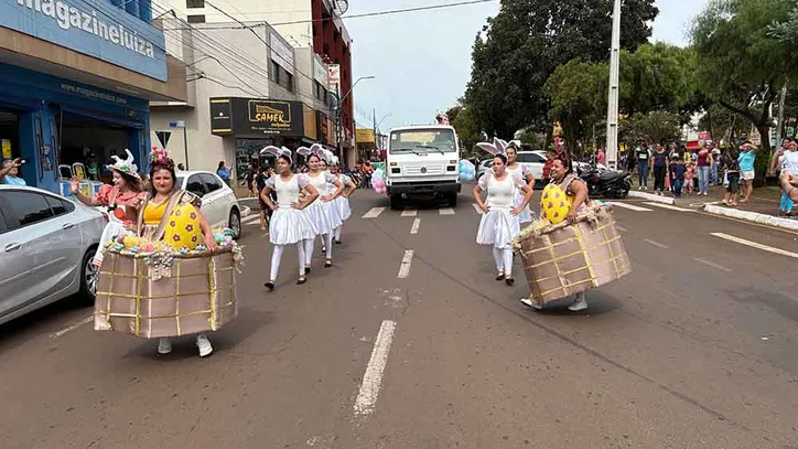 Ivaiporã dá início à programação da Páscoa com a chegada do Coelhinho