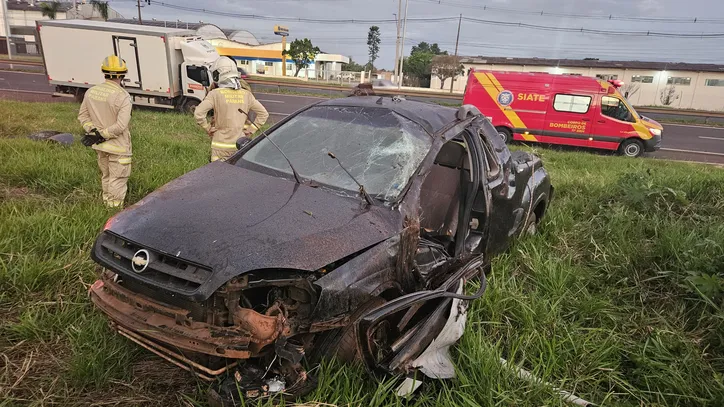 Motorista fica ferido após capotamento na BR-369 em Apucarana; veja