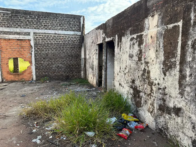 Prefeitura de Apucarana faz a demolição das ruínas da antiga “Casa da Pedra”
