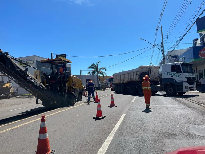 Trânsito sentido Curitiba está sendo desviado para a Rua Caetano Lopes Pineda