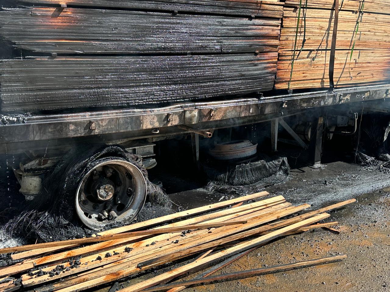 Carreta pega fogo e interdita rodovia por quatro horas no PR