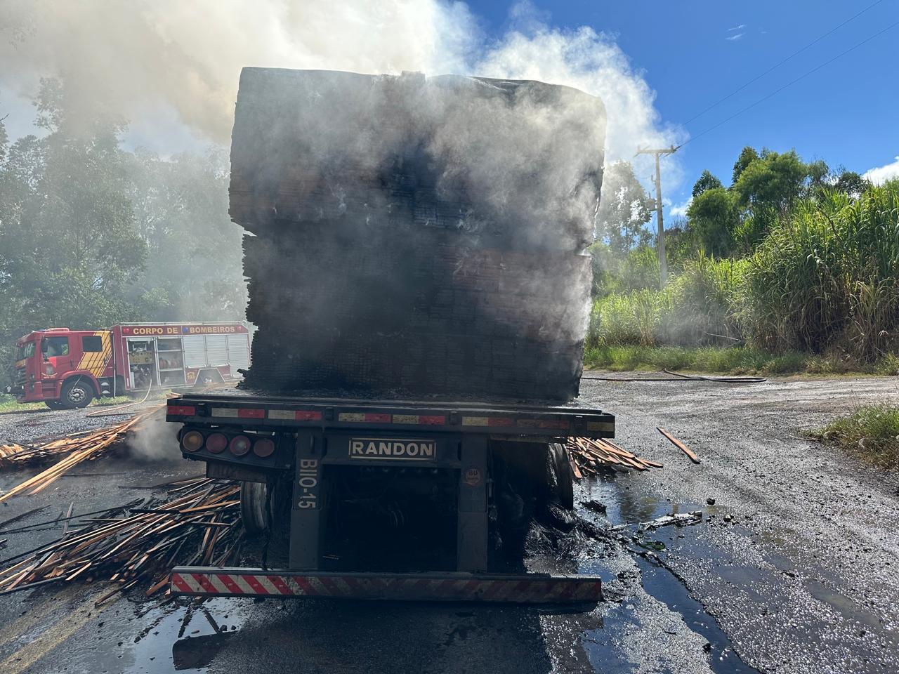 Carreta pega fogo e interdita rodovia por quatro horas no PR