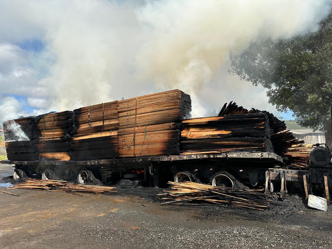 Carreta pega fogo e interdita rodovia por quatro horas no PR