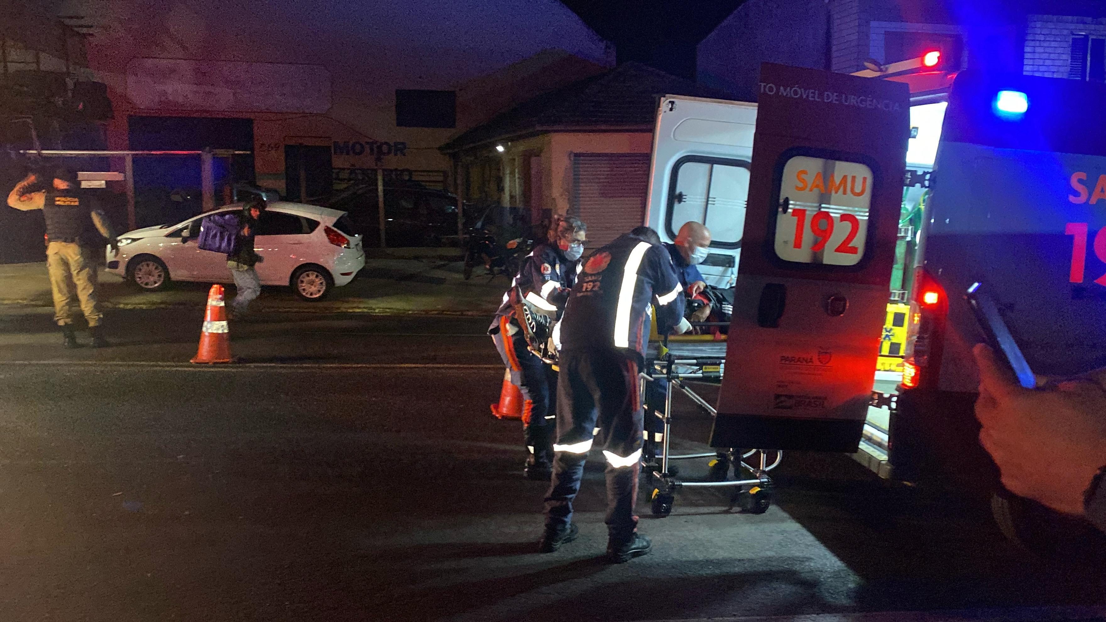 Casal fica ferido após bater moto contra árvore em Apucarana