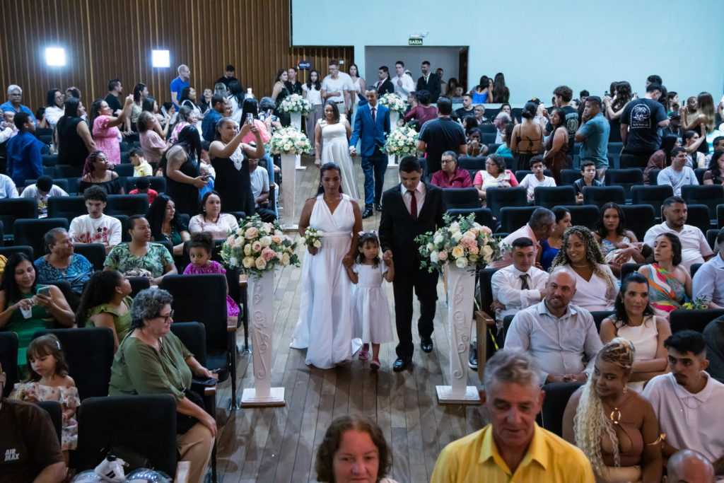 Casamento coletivo oficializa a união de 74 casais em Apucarana