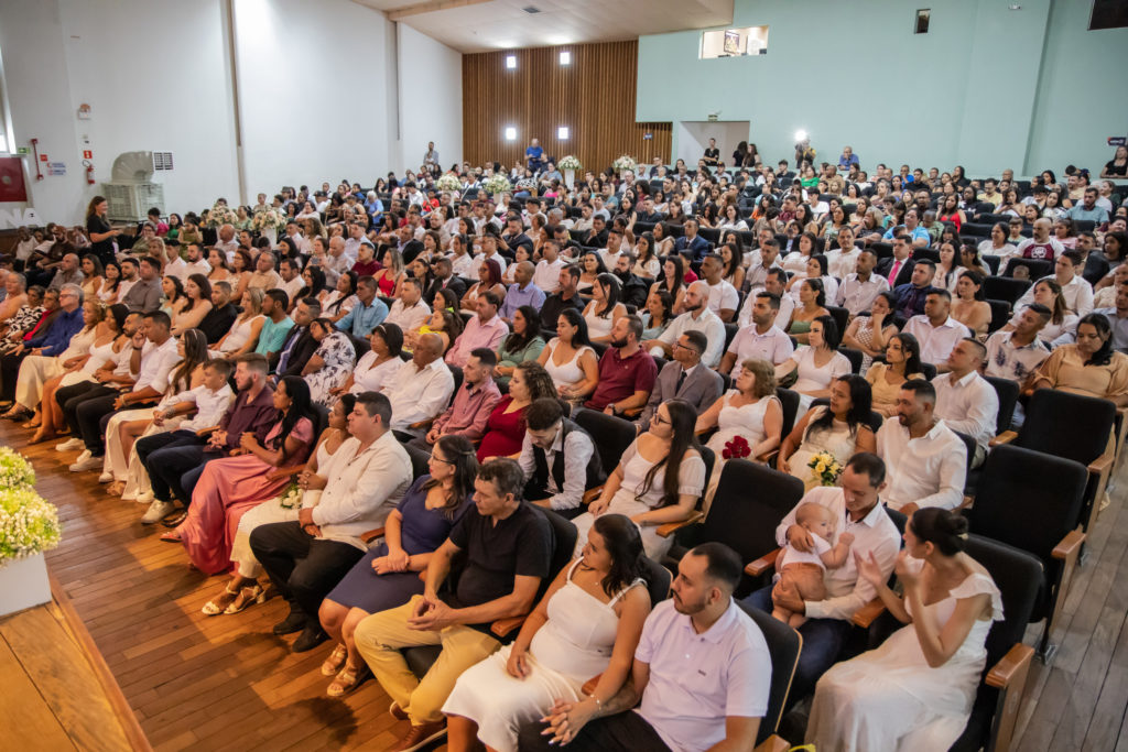 Casamento coletivo oficializa a união de 74 casais em Apucarana
