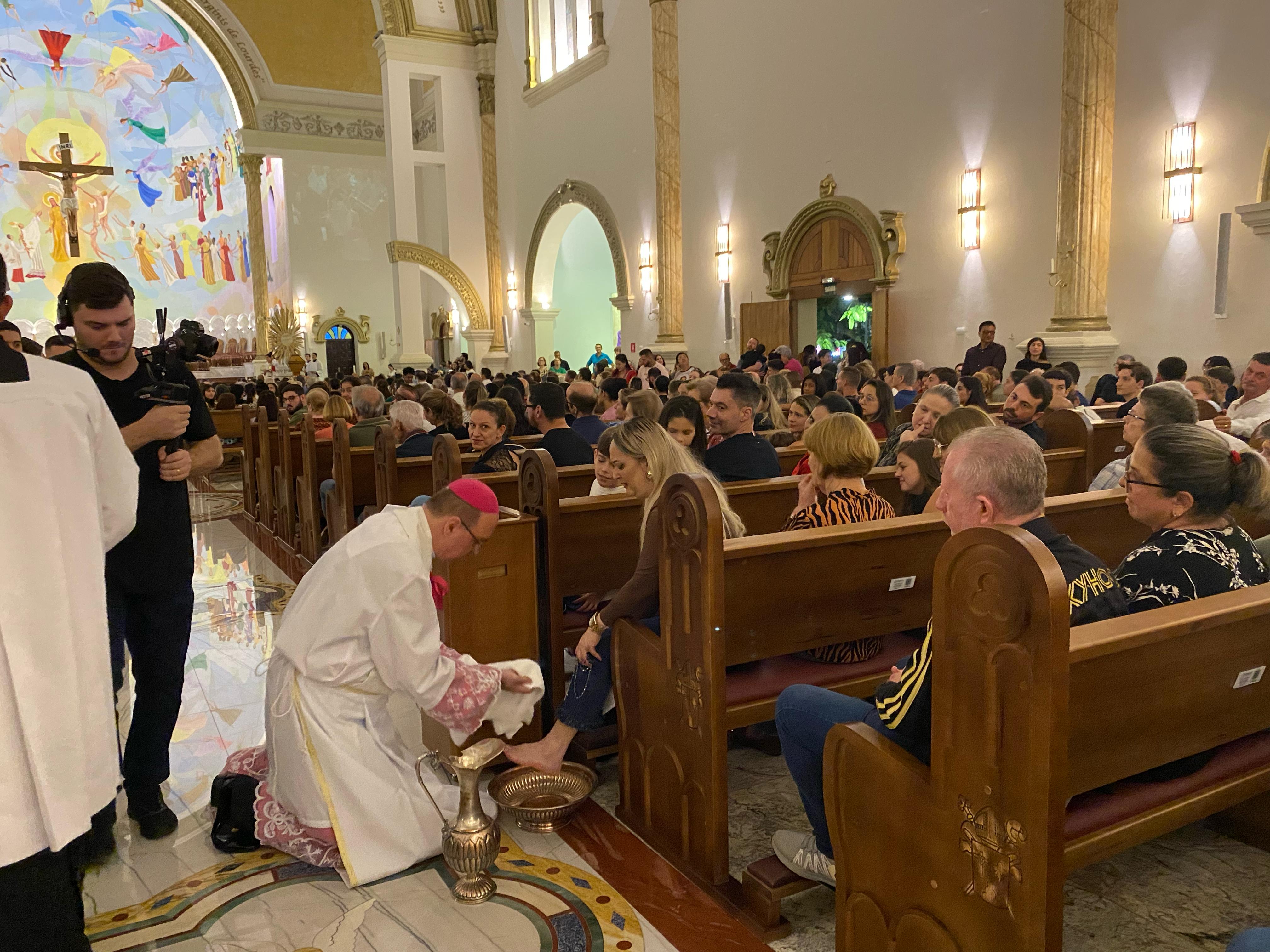 Católicos lotam Catedral para tradicional Missa do Lava-Pés